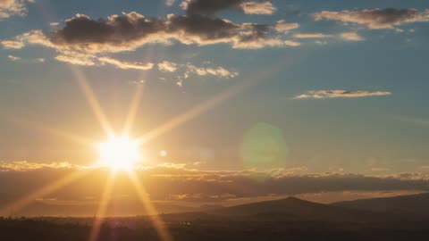 Landscape-of-mountains-and-sunset