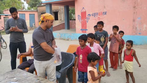 छोटेबच्चे में बिस्किट वितरण"Biscuit distribution in small child"Street Foods "Foods Eating Challenge