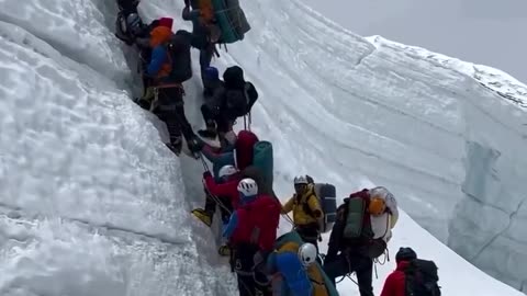 Traffice jam in mount everest