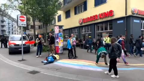 Demo Pestalozzi Bibliothek Zürich - DragQueen-Show für 3-8Jährige