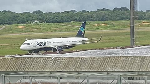 Airbus A320NEO PR-YRT taxia após pousar em Manaus vindo de Campinas