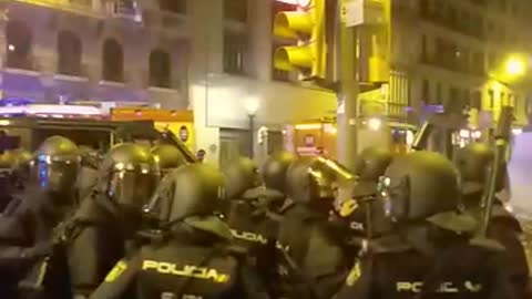 Con Policías nacionales durante el ataque separatista del 18-O en Barcelona