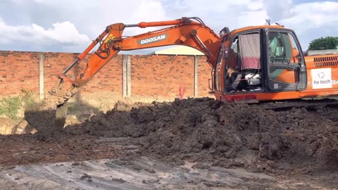 DOOSAN DX-300-LC-HD Excavator Dig mud Dirt To prepare drainage and roads Be Tong