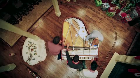 Angels We Have Heard on High (Christmas w 32 fingers and 8 thumbs) - The Piano Guys