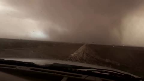 Witness spots huge cloud, tornado warnings in Kansas