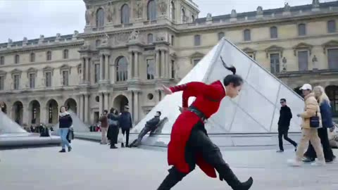 Today's handsome belongs to the two shades of Chinese red under the Paris Tower!！