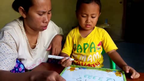 bunya galak banget karena anak kecil belajar angka menulis gak bisa - kebanyakan main hp saja ha ha