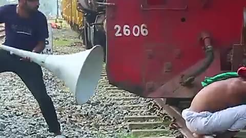 Train horn prank 😲