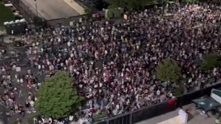 Taylor Swift Updates - 🎥 | New vidéo of the crowd outside the Linc tonight!