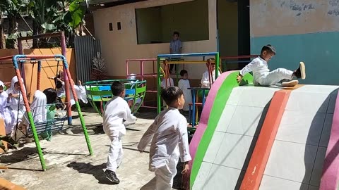 Anak ceria main bersama di sekolah