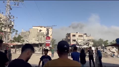 Israeli airstrike destroys building in central Gaza