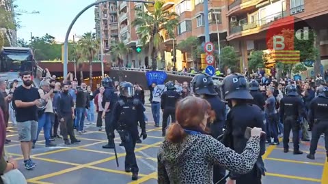 Porrazos a los manifestantes en contra del evento de Louis Vuitton