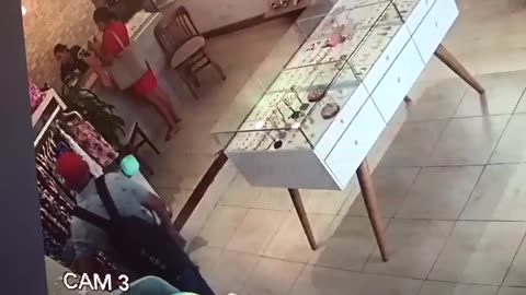 Video: distraen a vendedora para robar en almacén del Centro Histórico