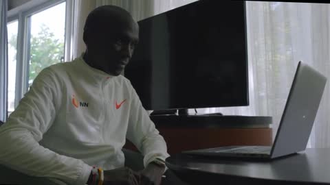 Lewis Hamilton wishes Eliud Kipchoge ahead of BMW Berlin marathon.