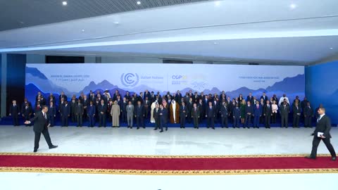 COP 27: Family photo of the heads of state and government