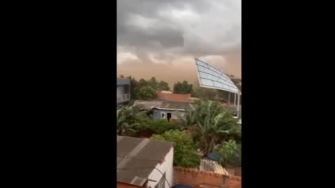 Chuva forte em Sumaré arranca telhado e derruba árvores em cidades da região