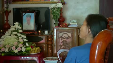 Essex lorry deaths: Agony builds for Vietnamese families - BBC News