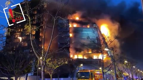 El fuego devora un edificio de 138 viviendas en València