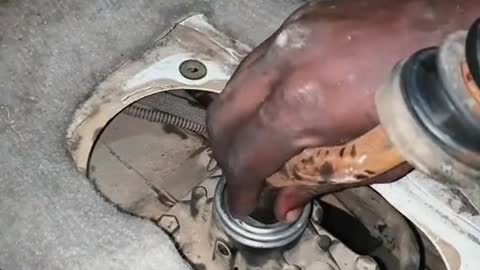 Vehicle shift lever is filled with lubricating oil to repair the vehicle.