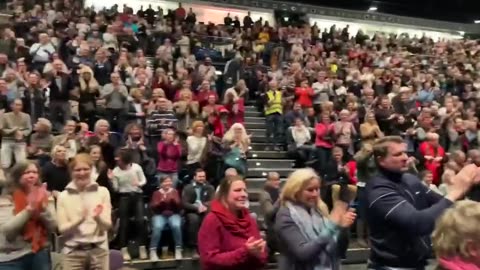 Dr. Sucharit Bhakdi receives a standing ovation and a hero's welcome in his hometown in Germany.