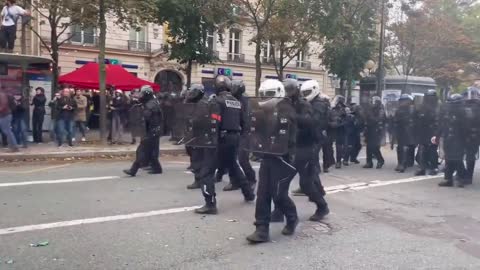 Police in France charge a crowd expecting them to disperse. Fail.