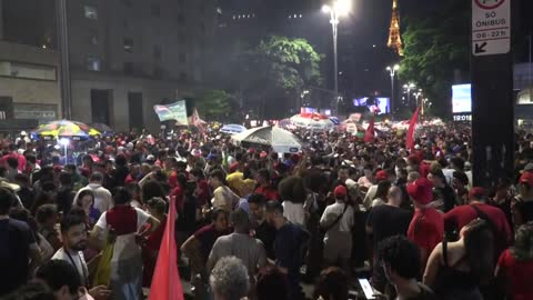 Brazil: supporters celebrate as Lula holds narrow leads | AFP