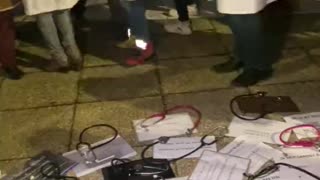 🇫🇷 Doctors lay down their plaques and stethoscopes to denounce the crisis in the health system.