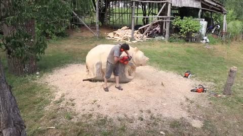 REAL SIZE WOODEN BEAR, amazing chainsaw wood carving