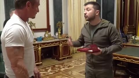 Actor Sean Penn gives his Oscar to Zelensky