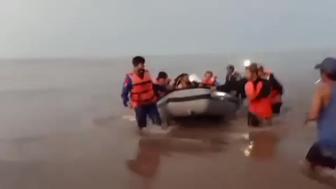 Rescue and evacuation of fisherman who were carried off by the waves
