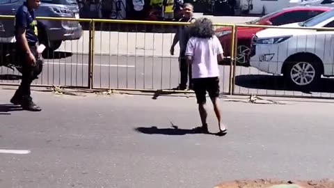 🔪Knife wielding woman gets tackled by cops👮🏻‍♂️👮🏻‍♀️🚓