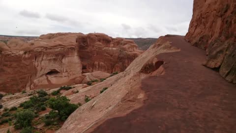 Delicate Arch Crazy Walk on the Edge of a Cliff
