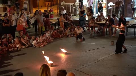 Spettacolo di fuoco per eventi all'aperto (buskers festival - artisti di strada)