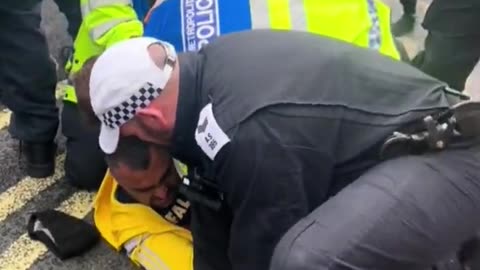 Police attacked by Palestine Hamas supporters at rally in central London