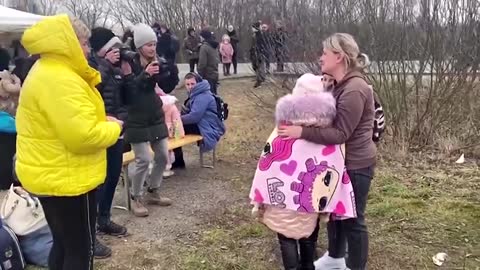 Mother reunites with children at Ukraine border