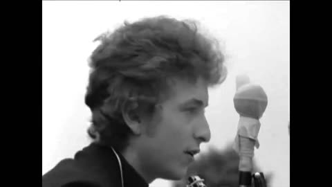 July 23, 1964 | Bob Dylan Sings “Mr. Tambourine Man” at Newport