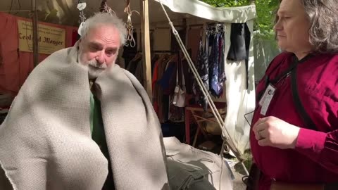How to wear cloth as a cloak