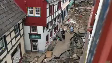 Reporter covers herself with mud while covering Germany floods for RTL (largest private TV network)