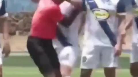 Juiz e jogador saem na porrada