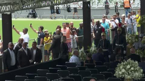 Fans of Brazilian football legend Pele line up to pay their respects