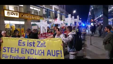 AUFZUG, Sequenzen vom Spaziergang - DRESDEN, Stadtgebiet, 29 10 2022 - TAG DER FREIHEIT