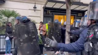 Paris FR: Tyrannical Police Attack Yellow Vest Protestors... Completely Unprovoked Aggression