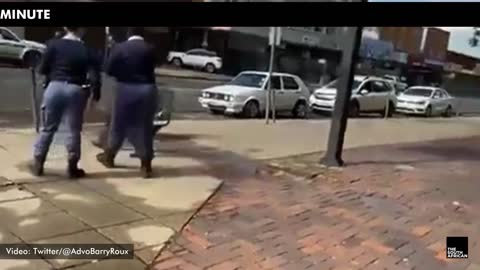 Man DISARMS SAPS police officer NEWS IN A MINUTE