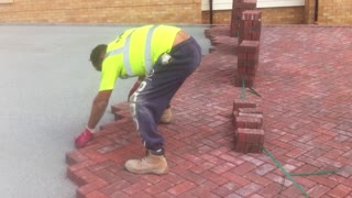 Bricklayer's Unbelievable Technique Gets the Job Done in Seconds