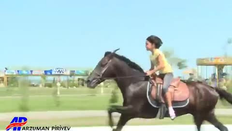 طفلة صغيرة تذهب للمدرسة على حصان سريع الجزء ضحك جنون