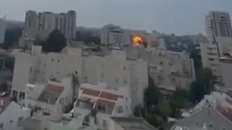 🚀🇮🇱 Israel War | Hamas Rocket Impacts Building in Tel Aviv | 3-4 Injured | RCF