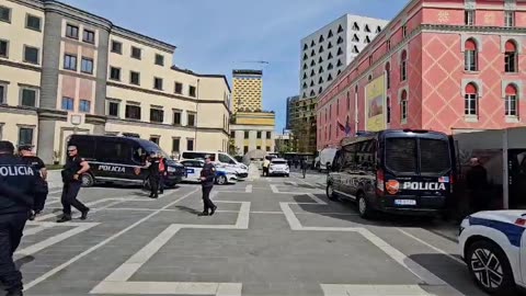 Veliaj tmerrohet nga protesta, blindon bashkinë me gardh metalik dhe efektivë