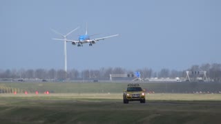 Wind Shear Forces Pilot To Perform A Go-Around