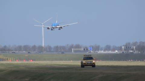 Wind Shear Forces Pilot To Perform A Go-Around