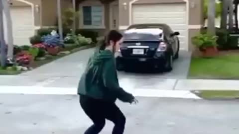 Girl couldn't control herself while skating